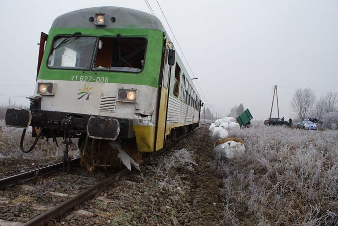 O włos od tragedii: Kierowca ciężarówki wjechał pod rozpędzony pociąg [19.01.2015] - zdjęcie #3 - eOstroleka.pl