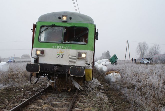 O włos od tragedii: Kierowca ciężarówki wjechał pod rozpędzony pociąg [19.01.2015] - zdjęcie #4 - eOstroleka.pl