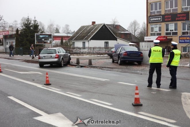 Ostrołęka: Wypadek przy Targowej. Trzy osoby w tym małe dziecko trafiły do szpitala [22.01.2015] - zdjęcie #2 - eOstroleka.pl