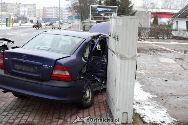 Ostrołęka: Wypadek przy Targowej. Trzy osoby w tym małe dziecko trafiły do szpitala [22.01.2015] - zdjęcie #4 - eOstroleka.pl