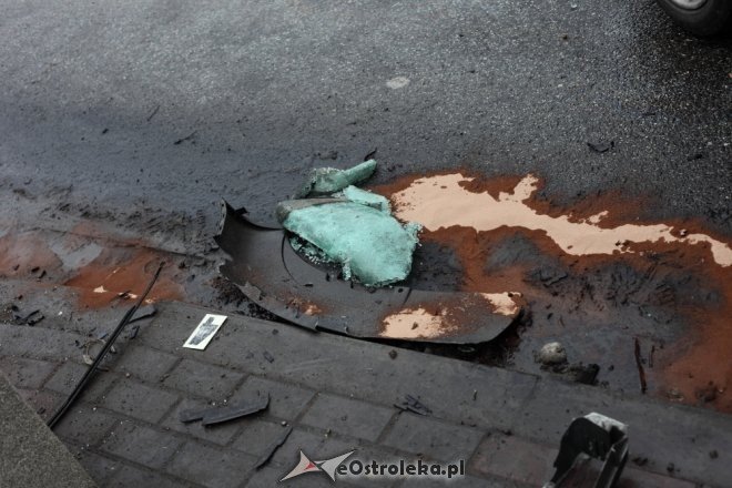Ostrołęka: Wypadek przy Targowej. Trzy osoby w tym małe dziecko trafiły do szpitala [22.01.2015] - zdjęcie #9 - eOstroleka.pl