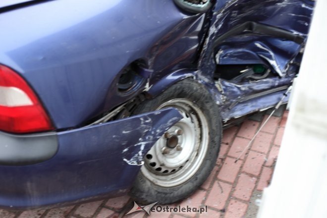 Ostrołęka: Wypadek przy Targowej. Trzy osoby w tym małe dziecko trafiły do szpitala [22.01.2015] - zdjęcie #3 - eOstroleka.pl