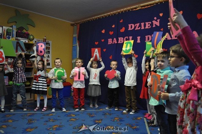 Dzień Babci i Dziadka w Punkcie Przedszkolnym „Kangurek” [23.01.2015] - zdjęcie #35 - eOstroleka.pl