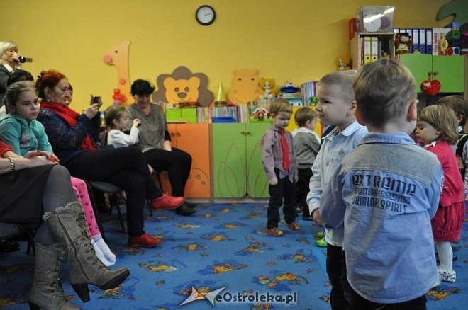Dzień Babci i Dziadka w Punkcie Przedszkolnym „Kangurek” [23.01.2015] - zdjęcie #25 - eOstroleka.pl