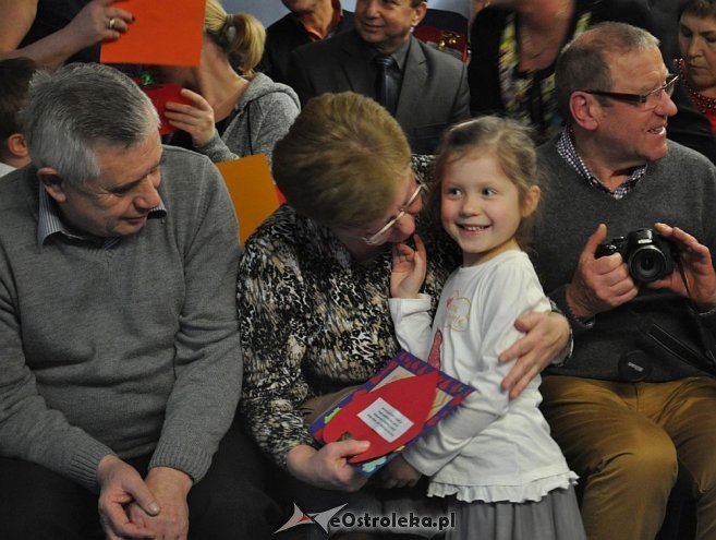 Dzień Babci i Dziadka w Punkcie Przedszkolnym „Kangurek” [23.01.2015] - zdjęcie #22 - eOstroleka.pl
