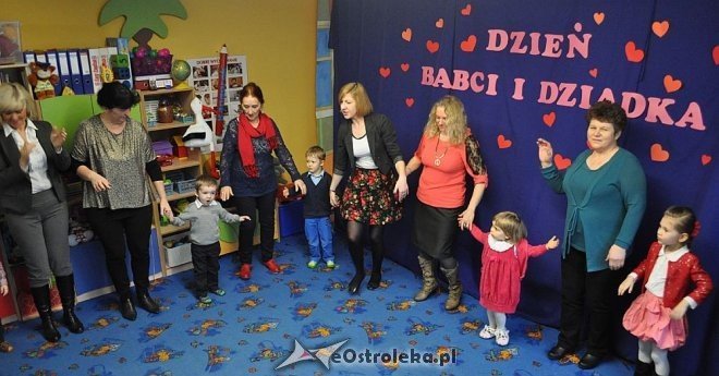 Dzień Babci i Dziadka w Punkcie Przedszkolnym „Kangurek” [23.01.2015] - zdjęcie #4 - eOstroleka.pl