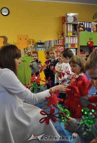 Dzień Babci i Dziadka w Punkcie Przedszkolnym „Kangurek” [23.01.2015] - zdjęcie #19 - eOstroleka.pl