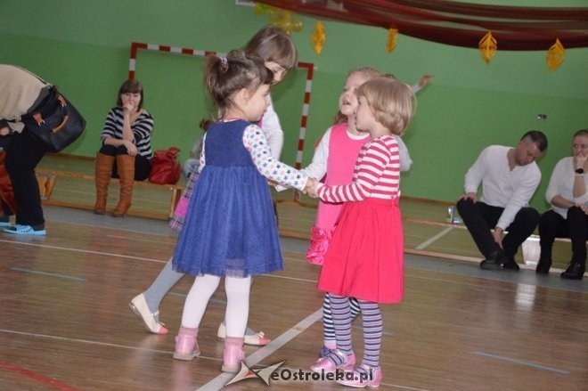 Zabawa choinkowa dla dzieci z os. Traugutta, Parkowe, Witosa [07.02.2015] - zdjęcie #13 - eOstroleka.pl