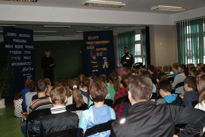 Prelekcje o 112 z uczniami ostrołęckich w międzynarodowym dniu numeru alarmowego [12.02.2015] - zdjęcie #1 - eOstroleka.pl