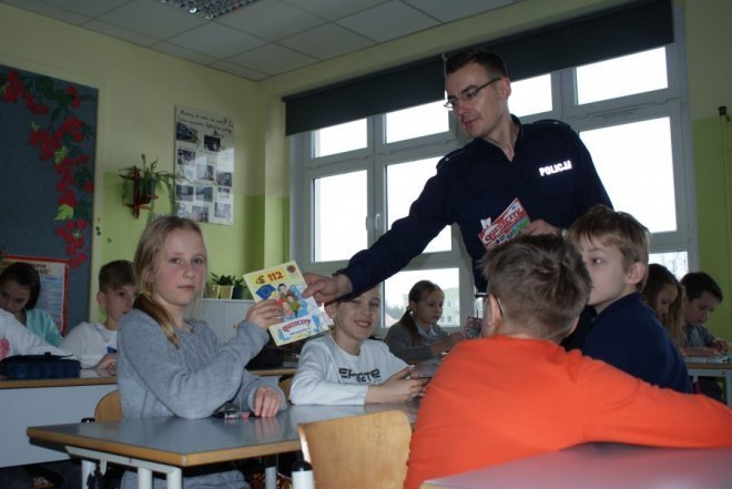 Prelekcje o 112 z uczniami ostrołęckich w międzynarodowym dniu numeru alarmowego [12.02.2015] - zdjęcie #5 - eOstroleka.pl