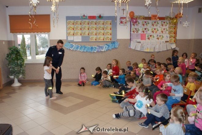 Przedszkolaki z Rzekunia wiedzą jak używać odblasków [12.02.2015] - zdjęcie #4 - eOstroleka.pl