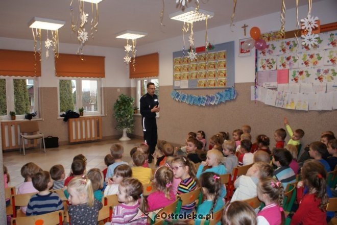 Przedszkolaki z Rzekunia wiedzą jak używać odblasków [12.02.2015] - zdjęcie #2 - eOstroleka.pl
