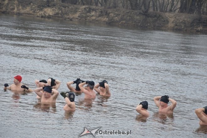 Kąpiel ostrołęckich morsów w Narwi [21.02.2015] - zdjęcie #10 - eOstroleka.pl