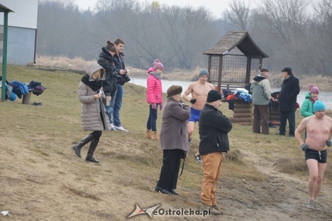 Kąpiel ostrołęckich morsów w Narwi [21.02.2015] - zdjęcie #11 - eOstroleka.pl