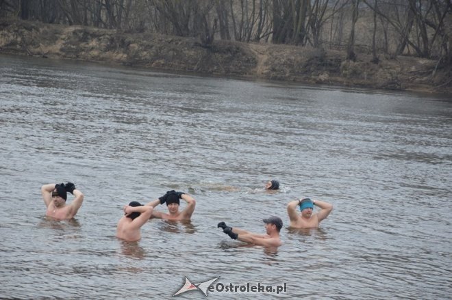 Kąpiel ostrołęckich morsów w Narwi [21.02.2015] - zdjęcie #9 - eOstroleka.pl