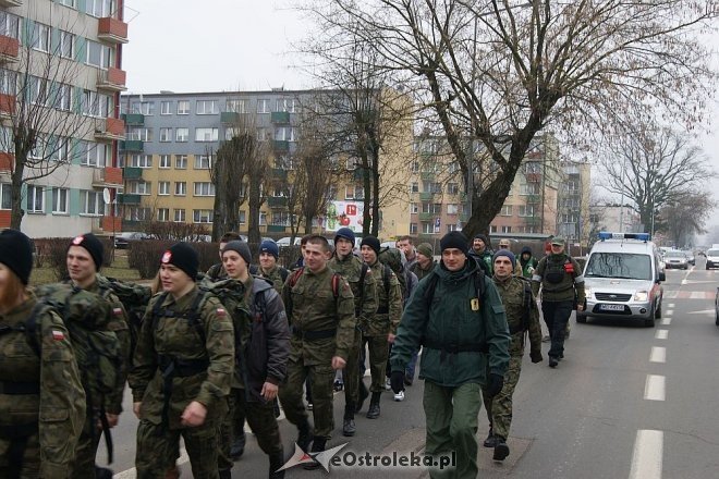 Uczniowie ZSZ nr 1 na trasie Marszu Pamięci rotmistrza Pileckiego [27.02.2015] - zdjęcie #7 - eOstroleka.pl