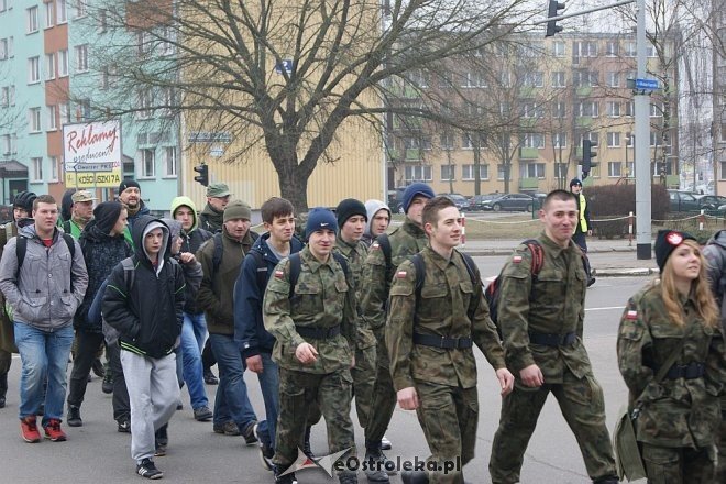 Uczniowie ZSZ nr 1 na trasie Marszu Pamięci rotmistrza Pileckiego [27.02.2015] - zdjęcie #10 - eOstroleka.pl