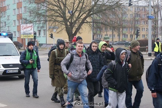 Uczniowie ZSZ nr 1 na trasie Marszu Pamięci rotmistrza Pileckiego [27.02.2015] - zdjęcie #11 - eOstroleka.pl