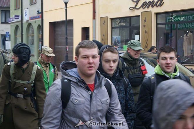 Uczniowie ZSZ nr 1 na trasie Marszu Pamięci rotmistrza Pileckiego [27.02.2015] - zdjęcie #18 - eOstroleka.pl