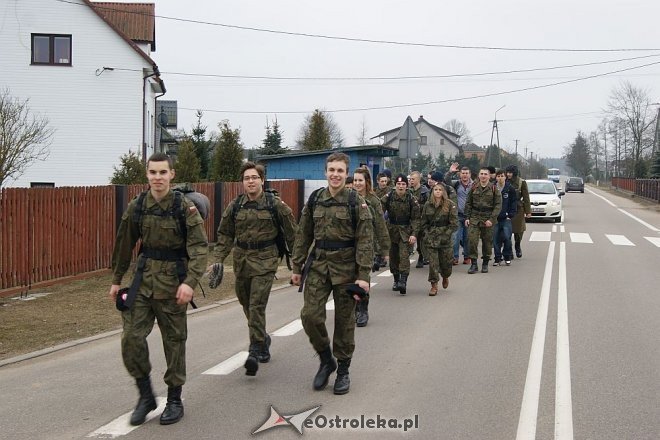 Uczniowie ZSZ nr 1 na trasie Marszu Pamięci rotmistrza Pileckiego [27.02.2015] - zdjęcie #23 - eOstroleka.pl