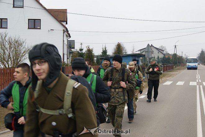 Uczniowie ZSZ nr 1 na trasie Marszu Pamięci rotmistrza Pileckiego [27.02.2015] - zdjęcie #20 - eOstroleka.pl