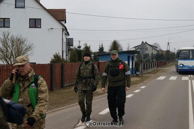 Uczniowie ZSZ nr 1 na trasie Marszu Pamięci rotmistrza Pileckiego [27.02.2015] - zdjęcie #19 - eOstroleka.pl