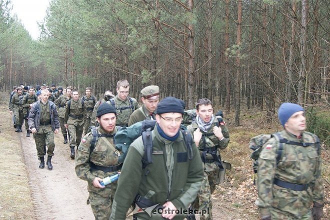 Uczniowie ZSZ nr 1 na trasie Marszu Pamięci rotmistrza Pileckiego [27.02.2015] - zdjęcie #17 - eOstroleka.pl