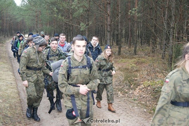 Uczniowie ZSZ nr 1 na trasie Marszu Pamięci rotmistrza Pileckiego [27.02.2015] - zdjęcie #16 - eOstroleka.pl