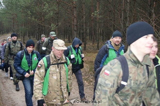 Uczniowie ZSZ nr 1 na trasie Marszu Pamięci rotmistrza Pileckiego [27.02.2015] - zdjęcie #15 - eOstroleka.pl