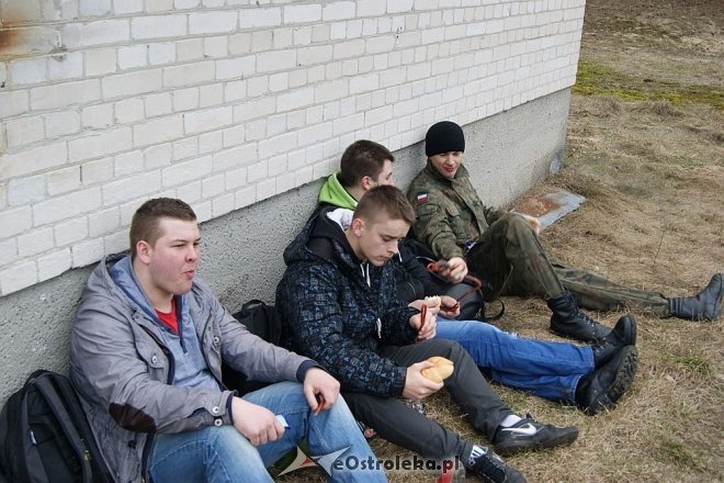 Uczniowie ZSZ nr 1 na trasie Marszu Pamięci rotmistrza Pileckiego [27.02.2015] - zdjęcie #9 - eOstroleka.pl