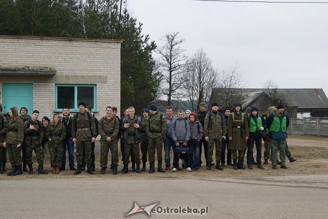 Uczniowie ZSZ nr 1 na trasie Marszu Pamięci rotmistrza Pileckiego [27.02.2015] - zdjęcie #4 - eOstroleka.pl
