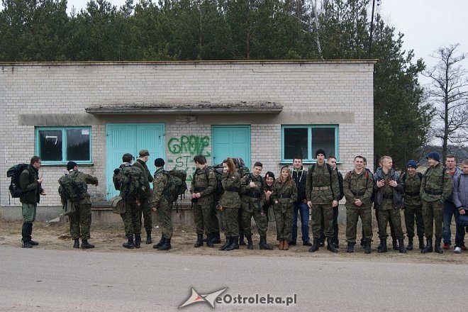Uczniowie ZSZ nr 1 na trasie Marszu Pamięci rotmistrza Pileckiego [27.02.2015] - zdjęcie #3 - eOstroleka.pl