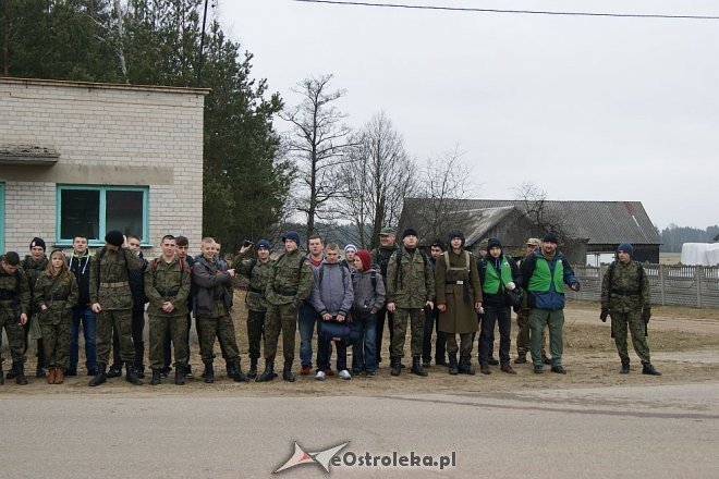 Uczniowie ZSZ nr 1 na trasie Marszu Pamięci rotmistrza Pileckiego [27.02.2015] - zdjęcie #2 - eOstroleka.pl