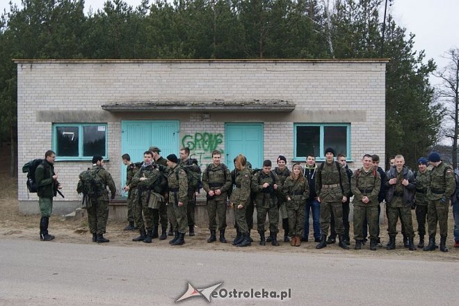 Uczniowie ZSZ nr 1 na trasie Marszu Pamięci rotmistrza Pileckiego [27.02.2015] - zdjęcie #1 - eOstroleka.pl