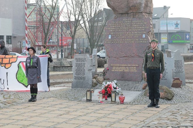 Miejskie obchody Narodowego Dnia Pamięci Żołnierzy Wyklętych [01.03.2015] - zdjęcie #10 - eOstroleka.pl