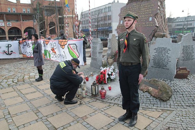 Miejskie obchody Narodowego Dnia Pamięci Żołnierzy Wyklętych [01.03.2015] - zdjęcie #16 - eOstroleka.pl