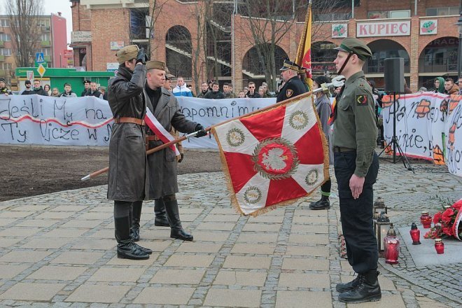 Miejskie obchody Narodowego Dnia Pamięci Żołnierzy Wyklętych [01.03.2015] - zdjęcie #37 - eOstroleka.pl