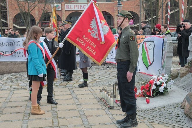 Miejskie obchody Narodowego Dnia Pamięci Żołnierzy Wyklętych [01.03.2015] - zdjęcie #50 - eOstroleka.pl