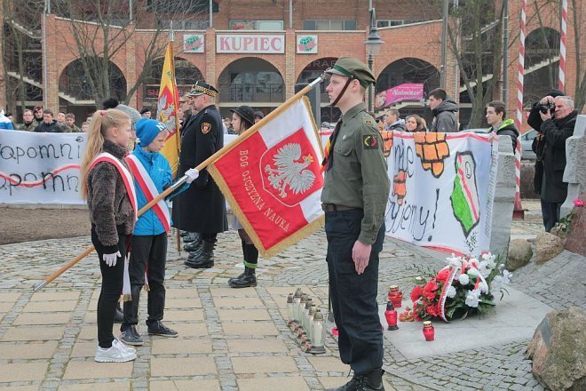 Miejskie obchody Narodowego Dnia Pamięci Żołnierzy Wyklętych [01.03.2015] - zdjęcie #135 - eOstroleka.pl