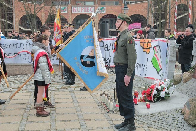 Miejskie obchody Narodowego Dnia Pamięci Żołnierzy Wyklętych [01.03.2015] - zdjęcie #56 - eOstroleka.pl