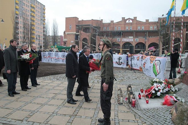 Miejskie obchody Narodowego Dnia Pamięci Żołnierzy Wyklętych [01.03.2015] - zdjęcie #107 - eOstroleka.pl