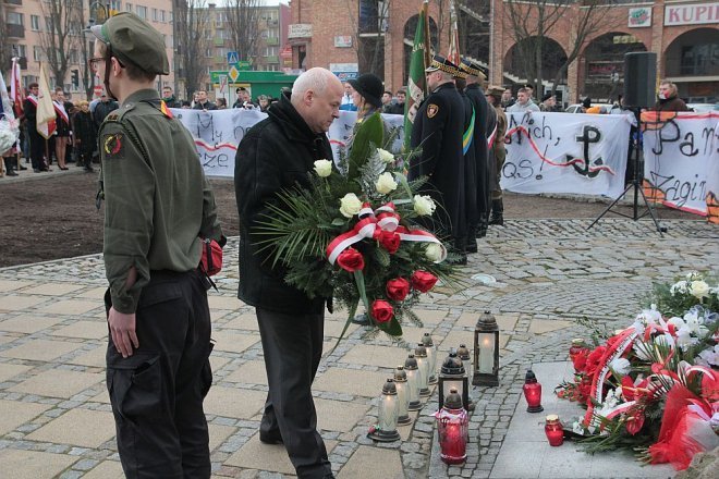 Miejskie obchody Narodowego Dnia Pamięci Żołnierzy Wyklętych [01.03.2015] - zdjęcie #76 - eOstroleka.pl