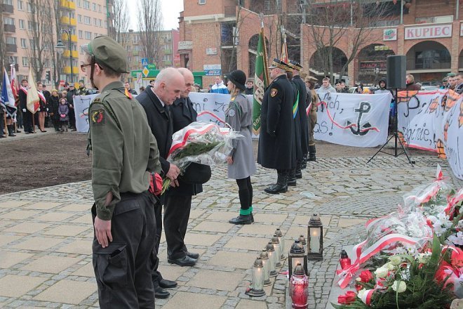 Miejskie obchody Narodowego Dnia Pamięci Żołnierzy Wyklętych [01.03.2015] - zdjęcie #125 - eOstroleka.pl