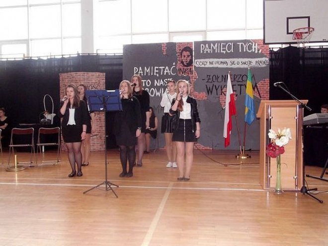 „Pamiętać – to nasz obowiązek” - uroczystości na cześć „Inki” patronki Gimnazjum nr 1 [03.03.2015] - zdjęcie #21 - eOstroleka.pl
