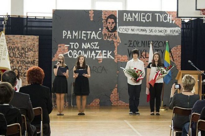 „Pamiętać – to nasz obowiązek” - uroczystości na cześć „Inki” patronki Gimnazjum nr 1 [03.03.2015] - zdjęcie #46 - eOstroleka.pl