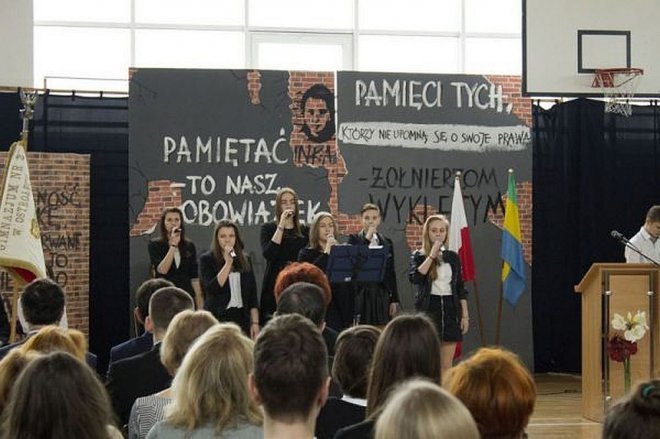 „Pamiętać – to nasz obowiązek” - uroczystości na cześć „Inki” patronki Gimnazjum nr 1 [03.03.2015] - zdjęcie #40 - eOstroleka.pl