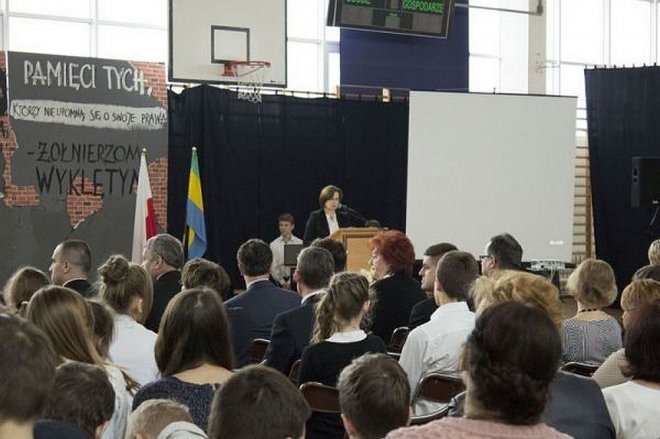 „Pamiętać – to nasz obowiązek” - uroczystości na cześć „Inki” patronki Gimnazjum nr 1 [03.03.2015] - zdjęcie #38 - eOstroleka.pl
