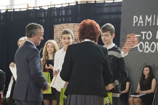 „Pamiętać – to nasz obowiązek” - uroczystości na cześć „Inki” patronki Gimnazjum nr 1 [03.03.2015] - zdjęcie #34 - eOstroleka.pl