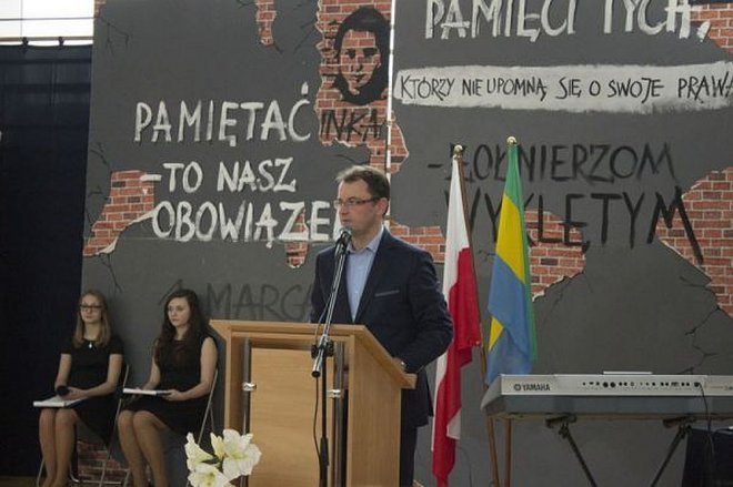 „Pamiętać – to nasz obowiązek” - uroczystości na cześć „Inki” patronki Gimnazjum nr 1 [03.03.2015] - zdjęcie #32 - eOstroleka.pl