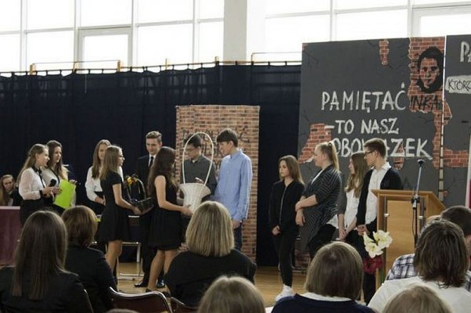 „Pamiętać – to nasz obowiązek” - uroczystości na cześć „Inki” patronki Gimnazjum nr 1 [03.03.2015] - zdjęcie #23 - eOstroleka.pl